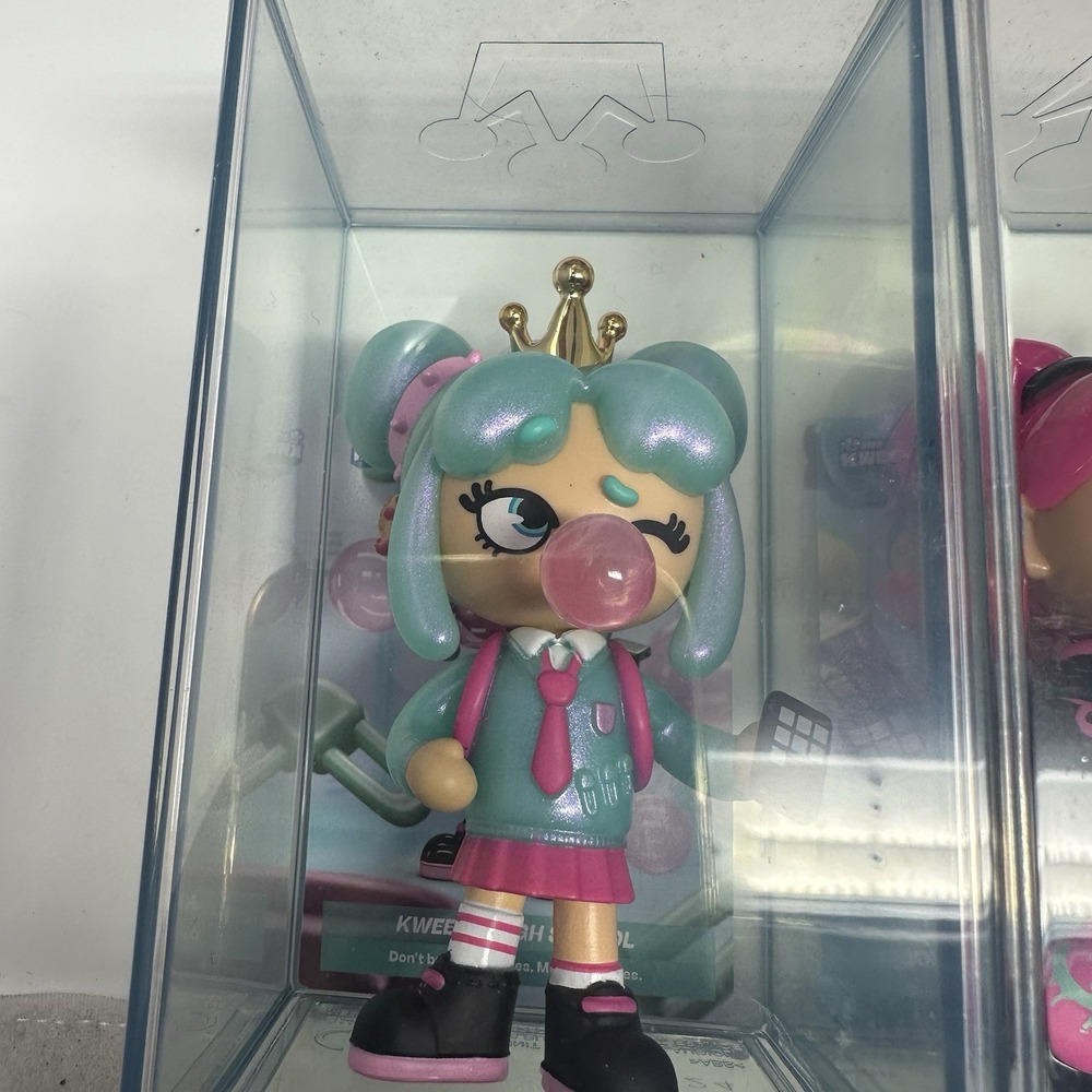 7  XOX Kweenie figurine dolls with cases and cards. - Picture 8 of 8